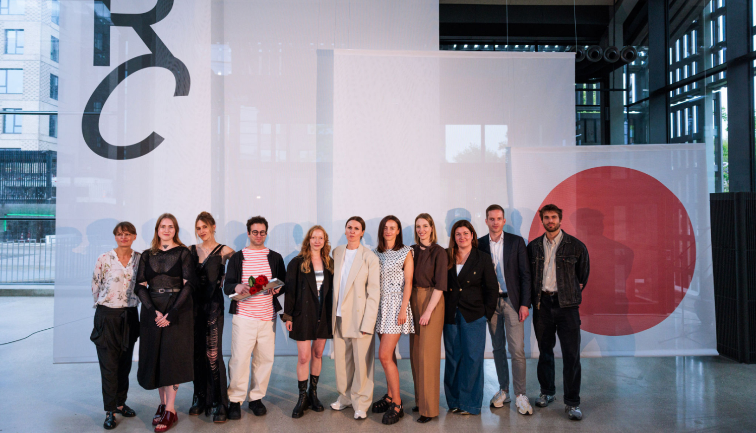 Grupas foto: "Riga Contemporary" – pirmās starptautiskās laikmetīgās mākslas meses-izstādes veidotāju komanda un kultūras ministre Agnese Lāce