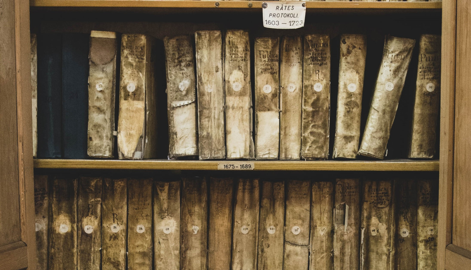 Senas grāmatas plauktā