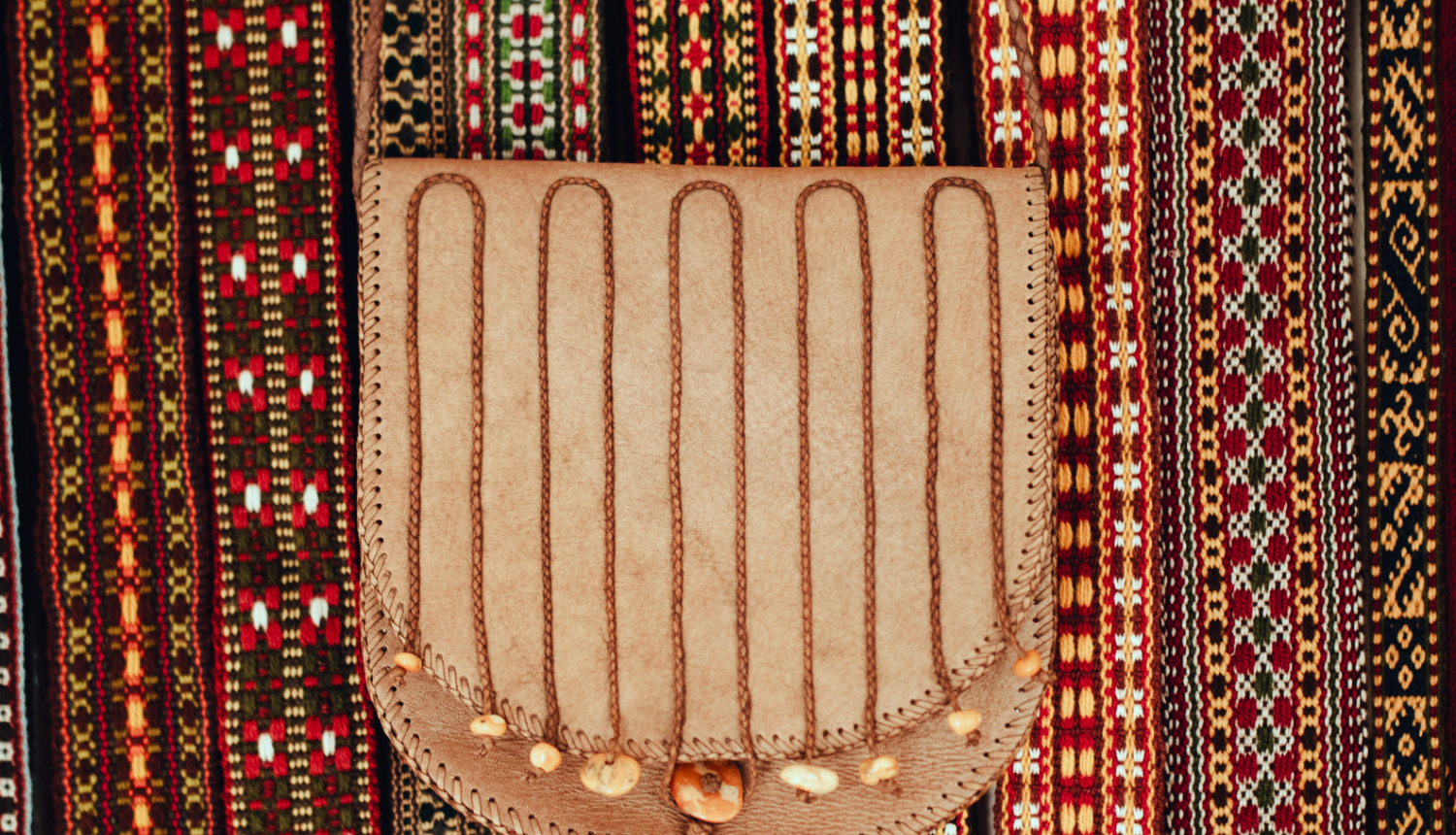 Uz austām jostām nolikta somiņa