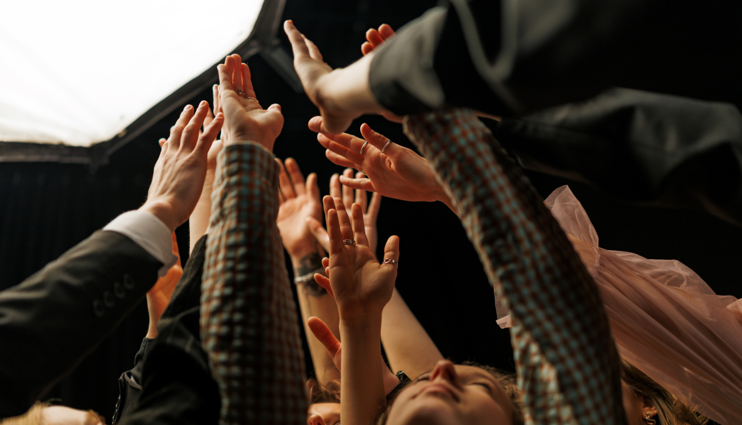 Pret gaismu paceltas studentu rokas