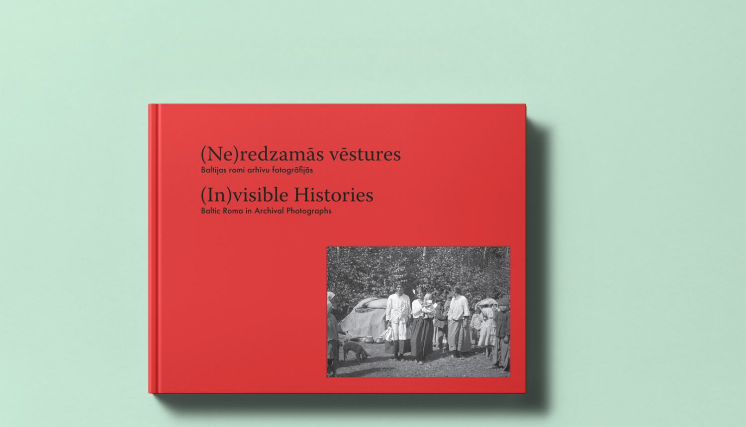 Fotogrāmatas “(Ne)redzamās vēstures. Baltijas romi arhīvu fotogrāfijās” vāka foto