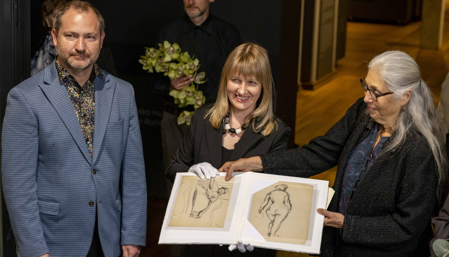 Rotko muzeja pārstāvji saņem divus oriģināldarbus vēsturiskā dāvinājumā no Rotko ģimenes