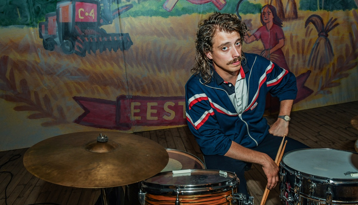 Publicitātes foto filmai "Ar seju dubļos". Attēlā filmas bundzinieka Ingvara lomā – latviešu aktieris Rūdolfs Apse.