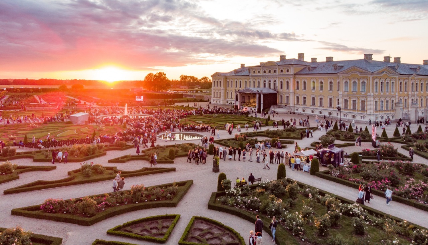 Koncerts Rundāles pils dārzā