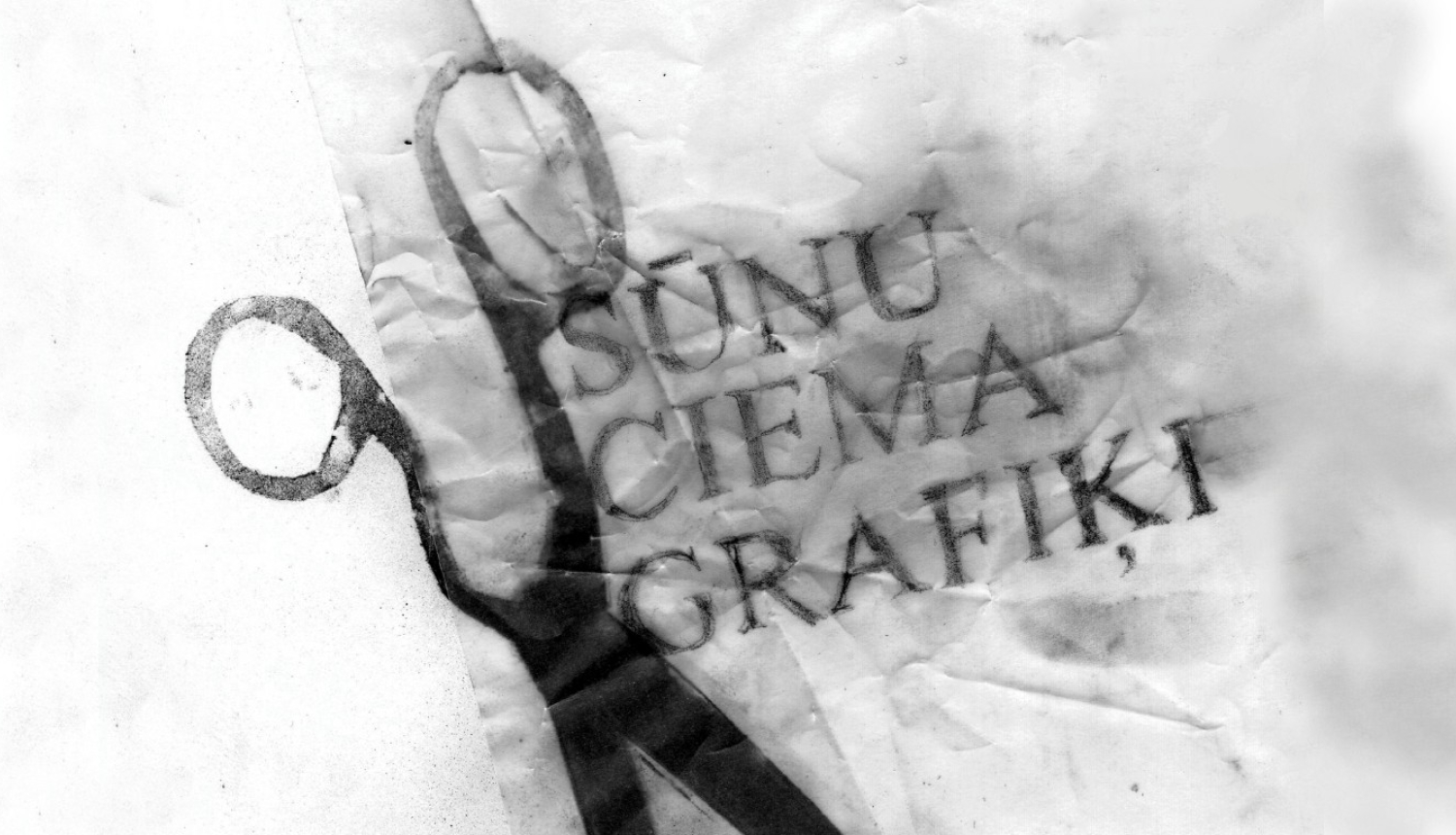 Izstādes “Sūnu ciema grafiķi” publicitātes foto, ar uzzīmētam šķērēm un uzrakstu