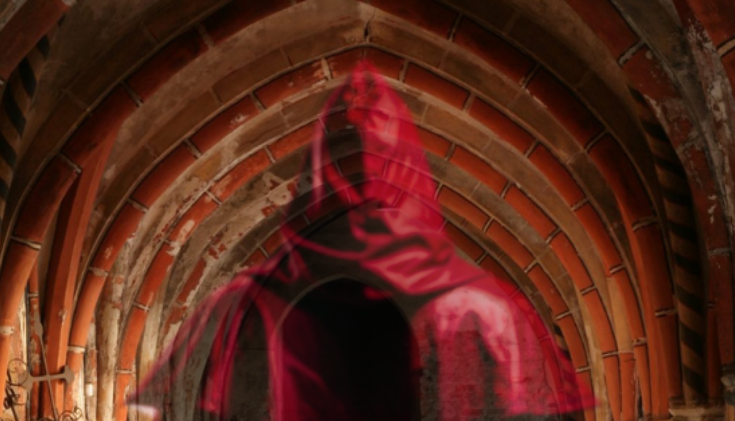 Mistiska tēla siluets Rīgas Vēstures un kuģniecības muzeja gaitenī