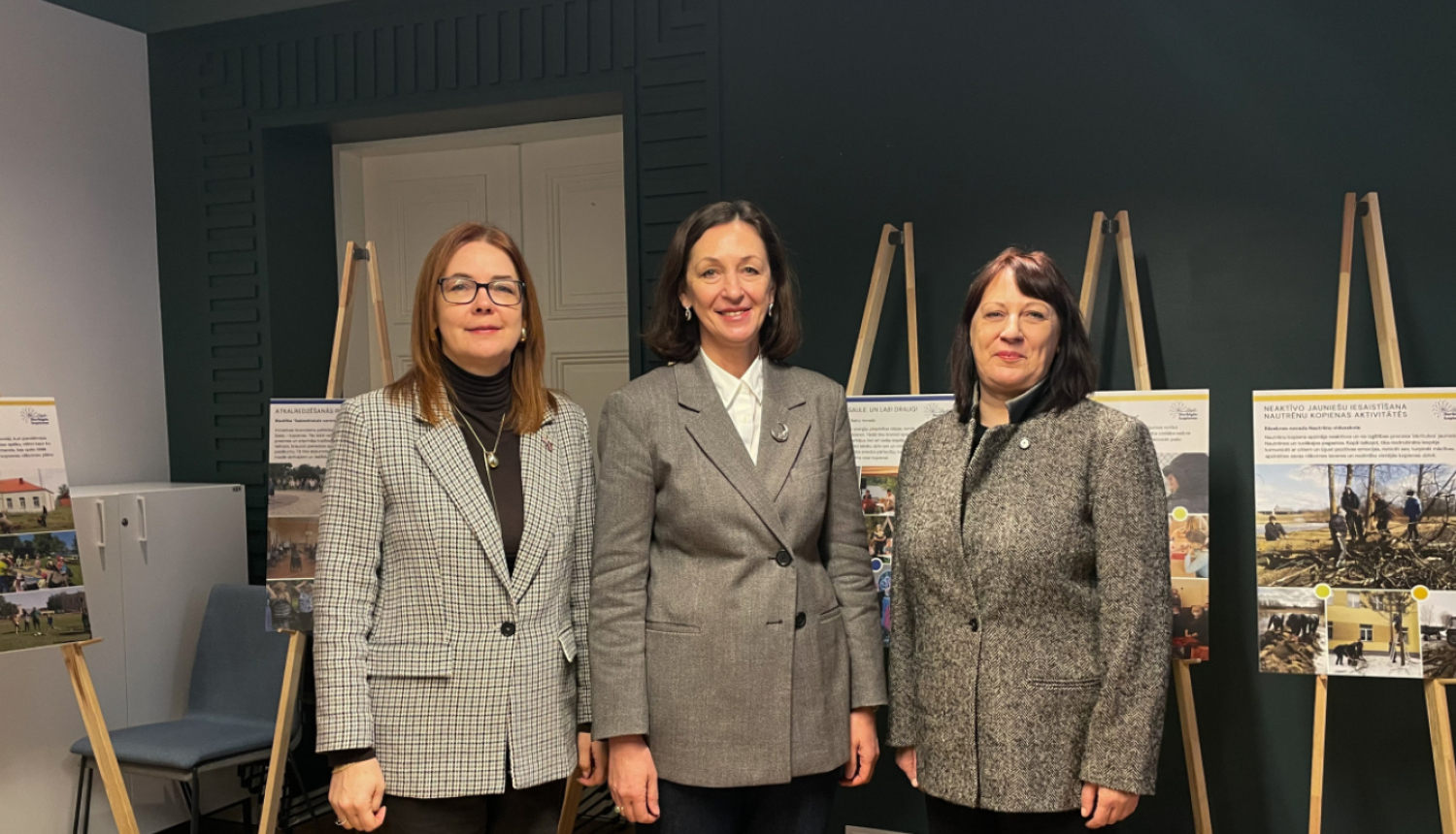 Sabiedrības integrācijas fonda direktore Inese Kalvāne, British Council pārstāvniecības Latvijā vadītāja Zane Matesoviča un biedrības “Izglītības iniciatīvu centrs” vadītāja Daiga Zaķe izstādes atklāšanā