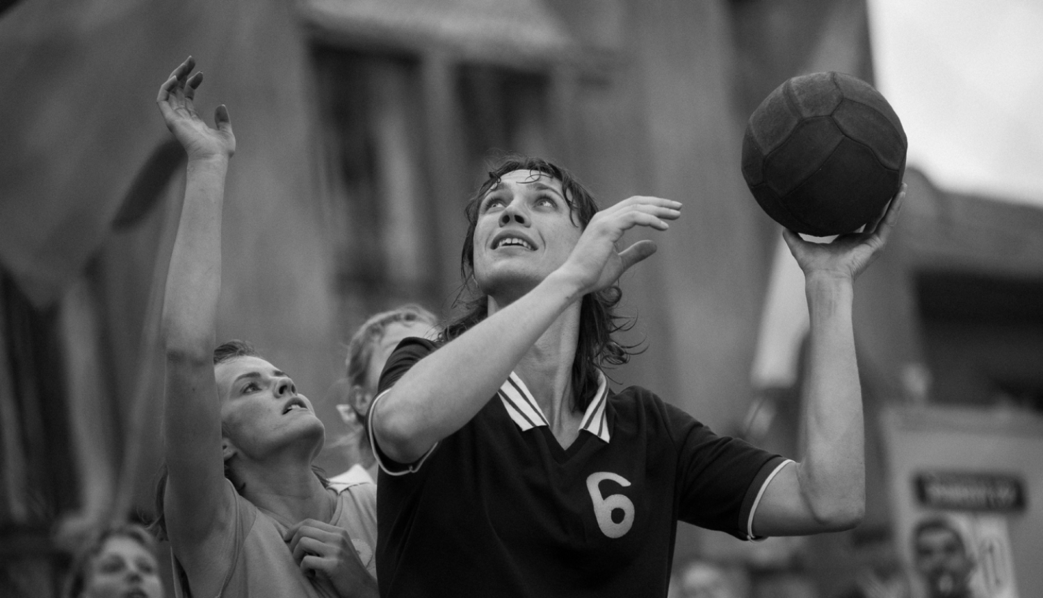 Filmas publicitātes attēls - basketbolistes spēles laikā