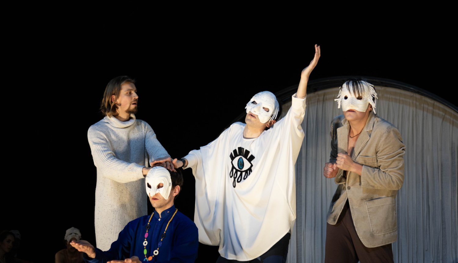 Izrāde "Sapņotāji", Četri aktieri uz skatuves, trīs no viņiem baltās maskās