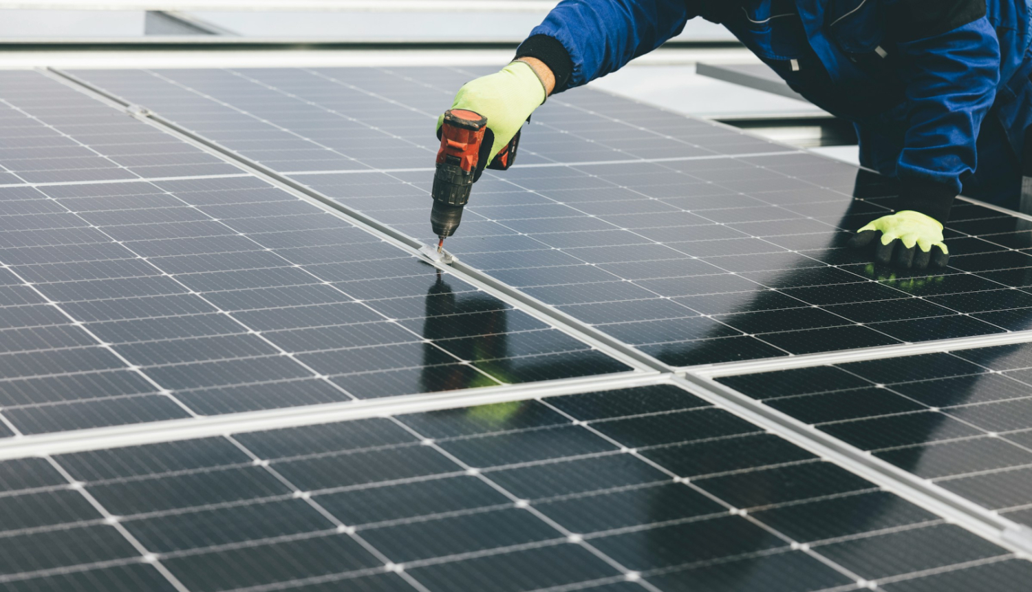 Saules paneļu montāžas darba process