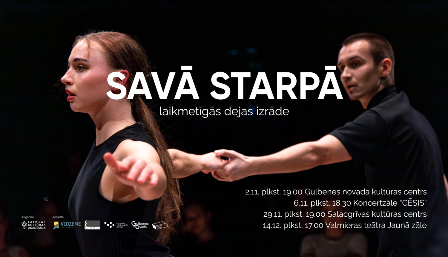 Laikmetīgās dejas izrādes “Savā starpā” afiša, kurā ir divi dejotāji uz melna fona, izrādes nosaukums un norises datumi dažādās Latvijas pilsētās.