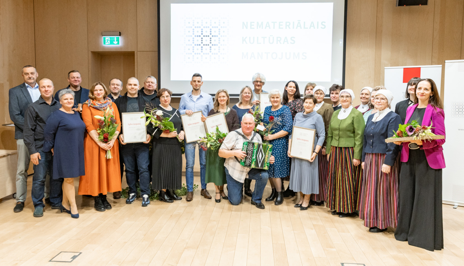 Sešu jaunāko Nacionālajā nemateriālā kultūras mantojuma sarakstā iekļauto vērtību pārstāvju grupas foto