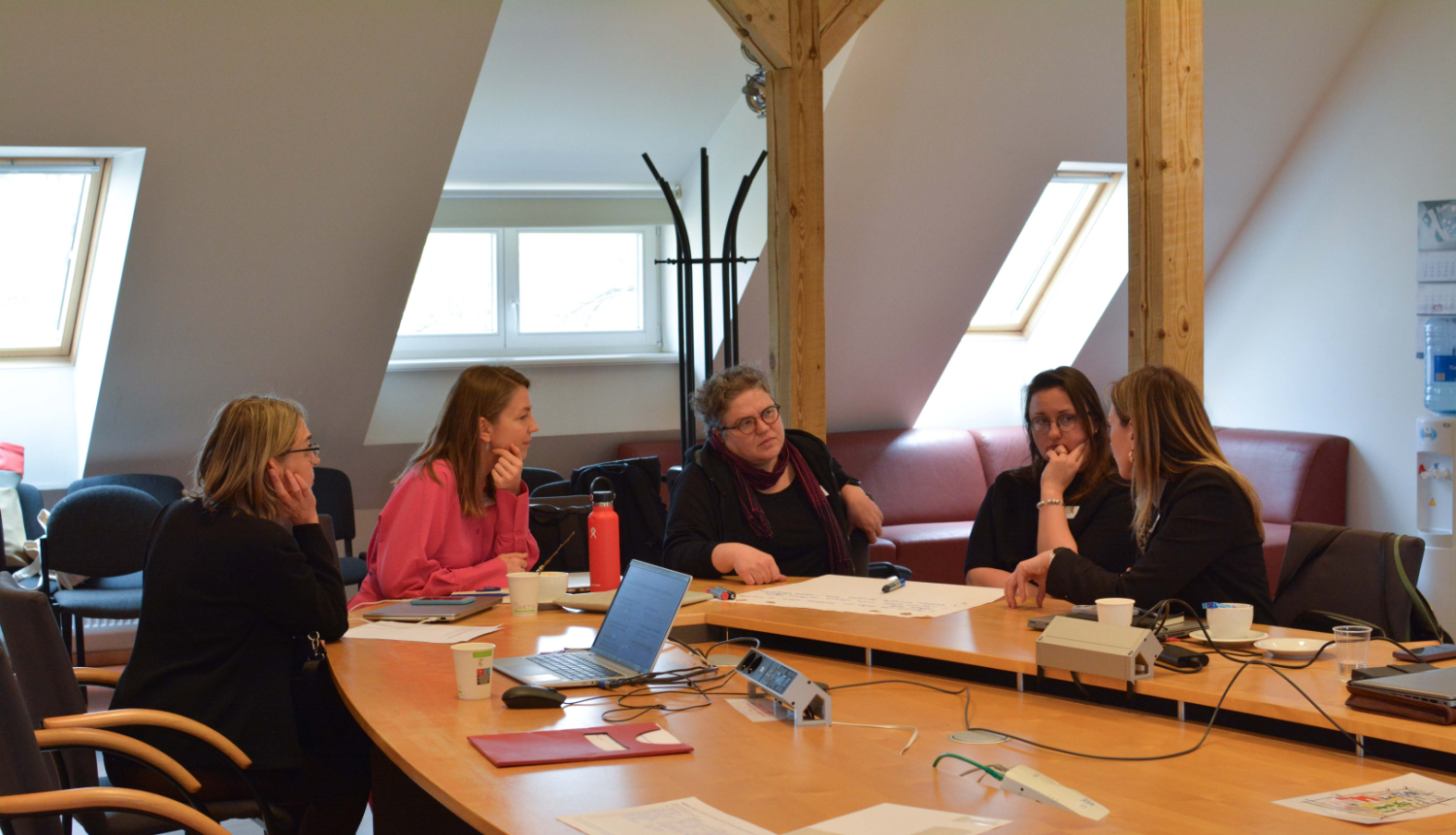 Semināra norise, 5 cilvēki pie galda diskutē