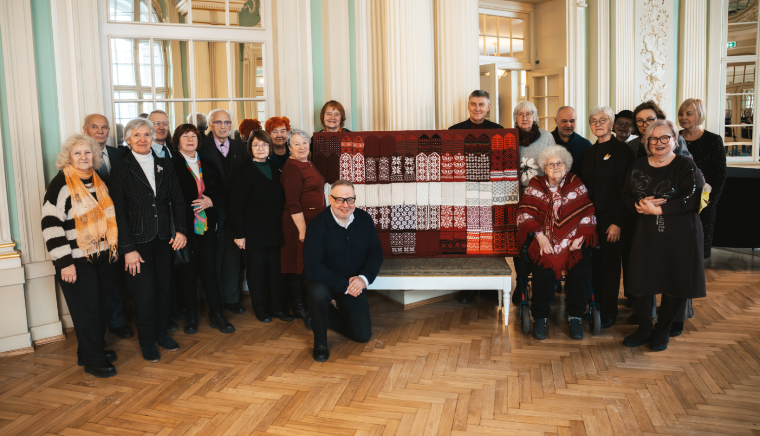 Grupas foto - Nacionālā teātra pārstāvji un Latvijas seniorus pārstāvošo organizāciju dalībnieki