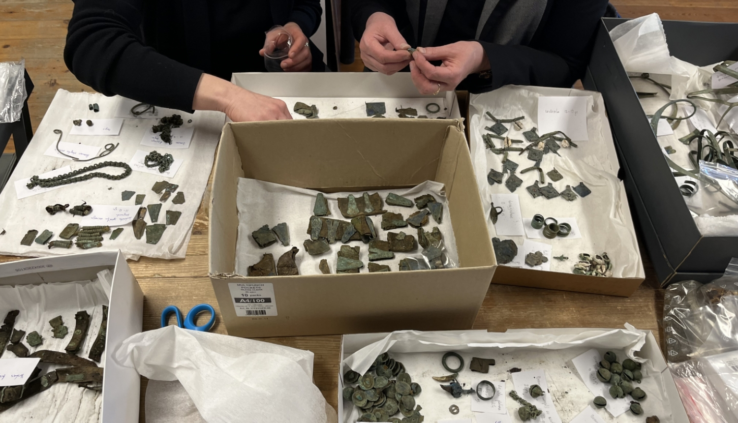 Nacionālās kultūras mantojuma pārvaldes arheologi uzskaita no mantračiem atgūtas senlietas