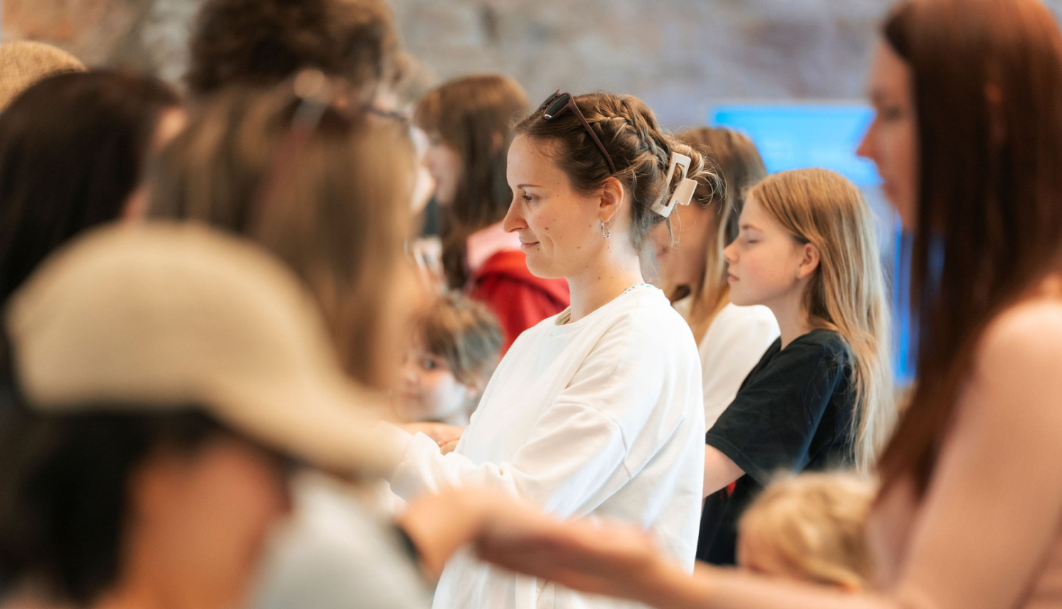 Jaunieši piedalās aktivitātē pasākuma ietvaros, kas iekļauts kultūrizglītības programmā "Latvijas skolas soma"