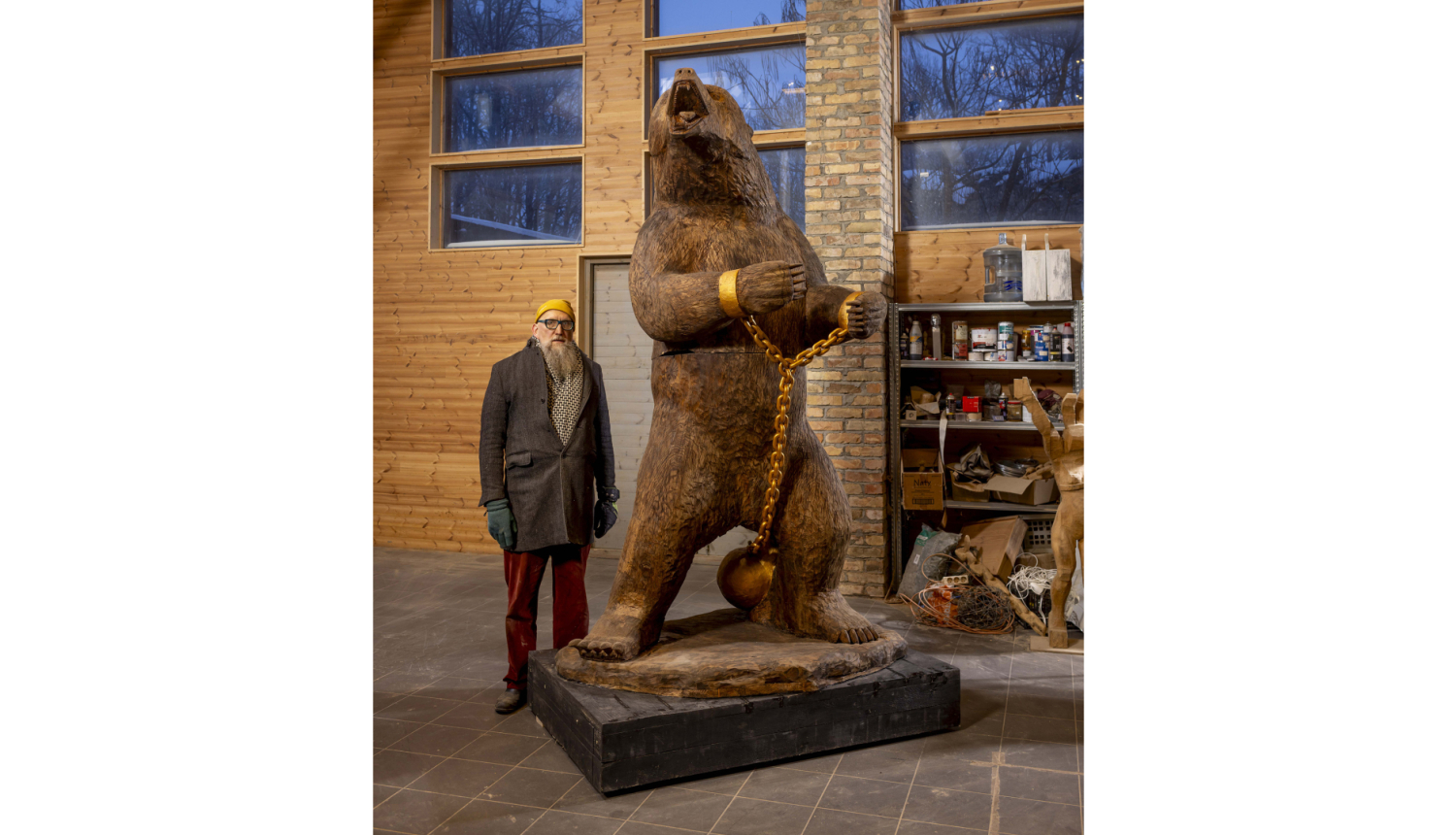 Mākslinieks Aigars Bikše un skulptūra “Zvēra savaldīšana ar sirdi”