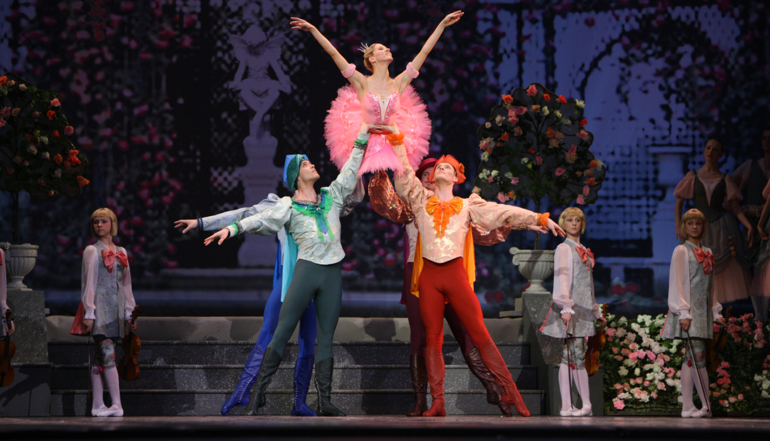 Baletdejotāji uz skatuves, foto: Andris Tone