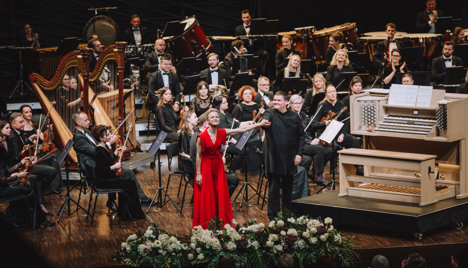 Starptautiskā ērģeļmūzikas festivāla norise. Uz skatuves Latvijas Nacionālā simfoniskā orķestra mūziķi, diriģents Andris Poga un ērģelniece Iveta Apkalna