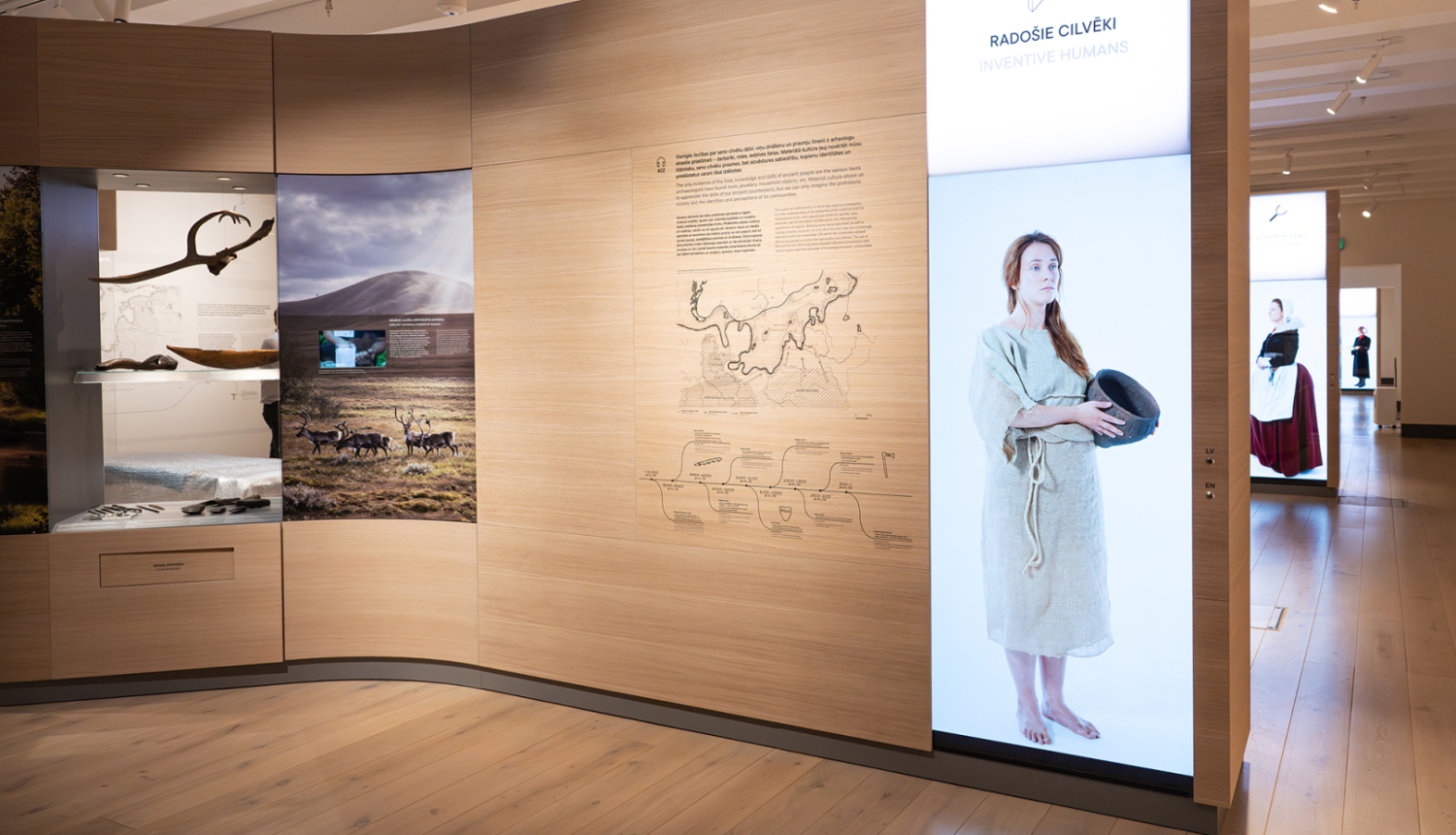 Ekspozīcijas “Straumējot laiku” fragments ar cilvēka modeli, karti un vēsturiskiem priekšmetiem