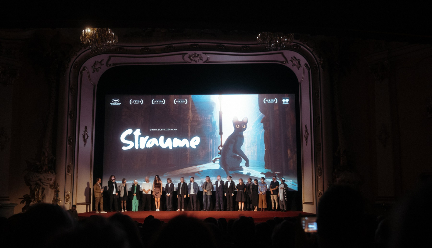 Filmas "Straume" pirmizrāde, filmas komanda uz skatuves.