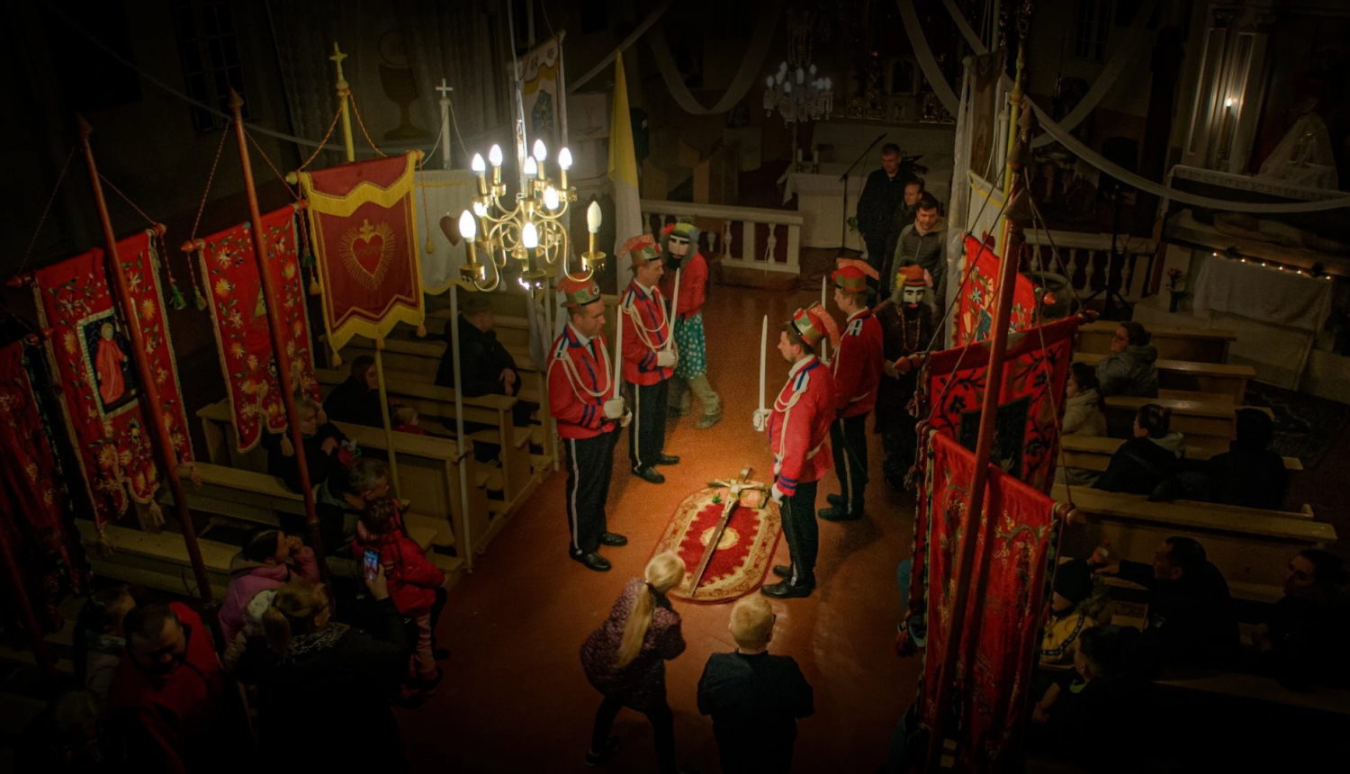 Kadrs no režisores Giedres Beinorjūtes Lietuvā un Latvijā tapušās filmas “Svētais un laicīgais Pievēnos” (Sacrum and Profanum in Pievėnai)