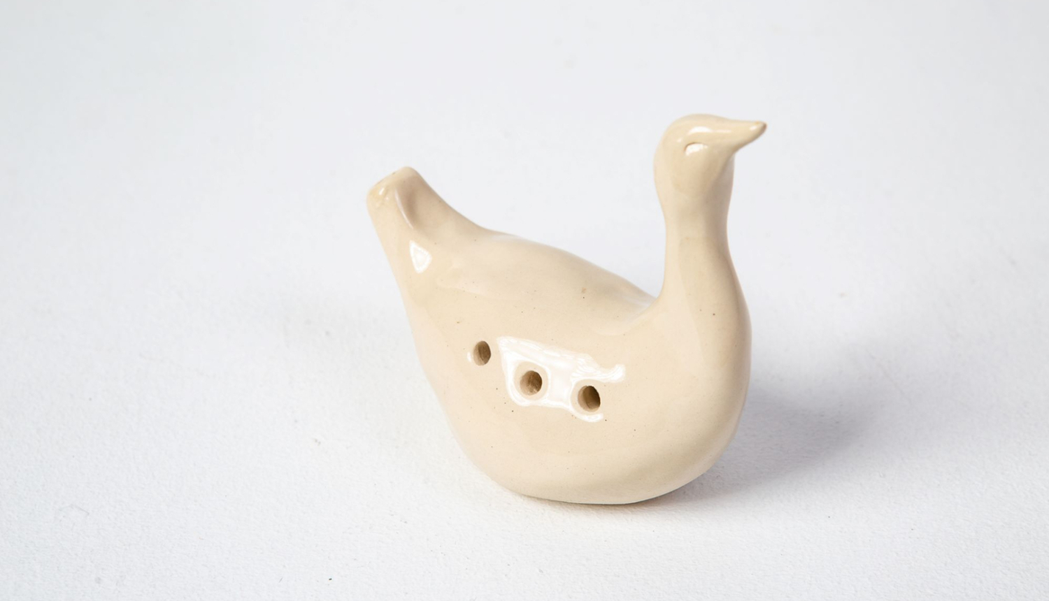 Gaiši glazēts svilpaunieks uz balta fona