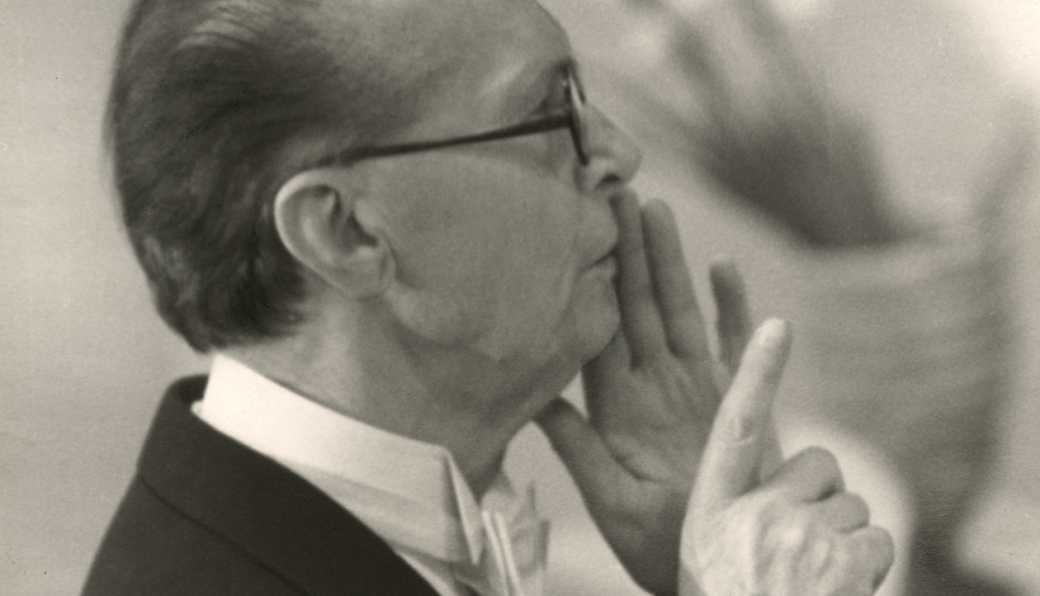 Diriģents Teodors Kalniņš darba procesā - melnbaltā fotogrāfija, portrets