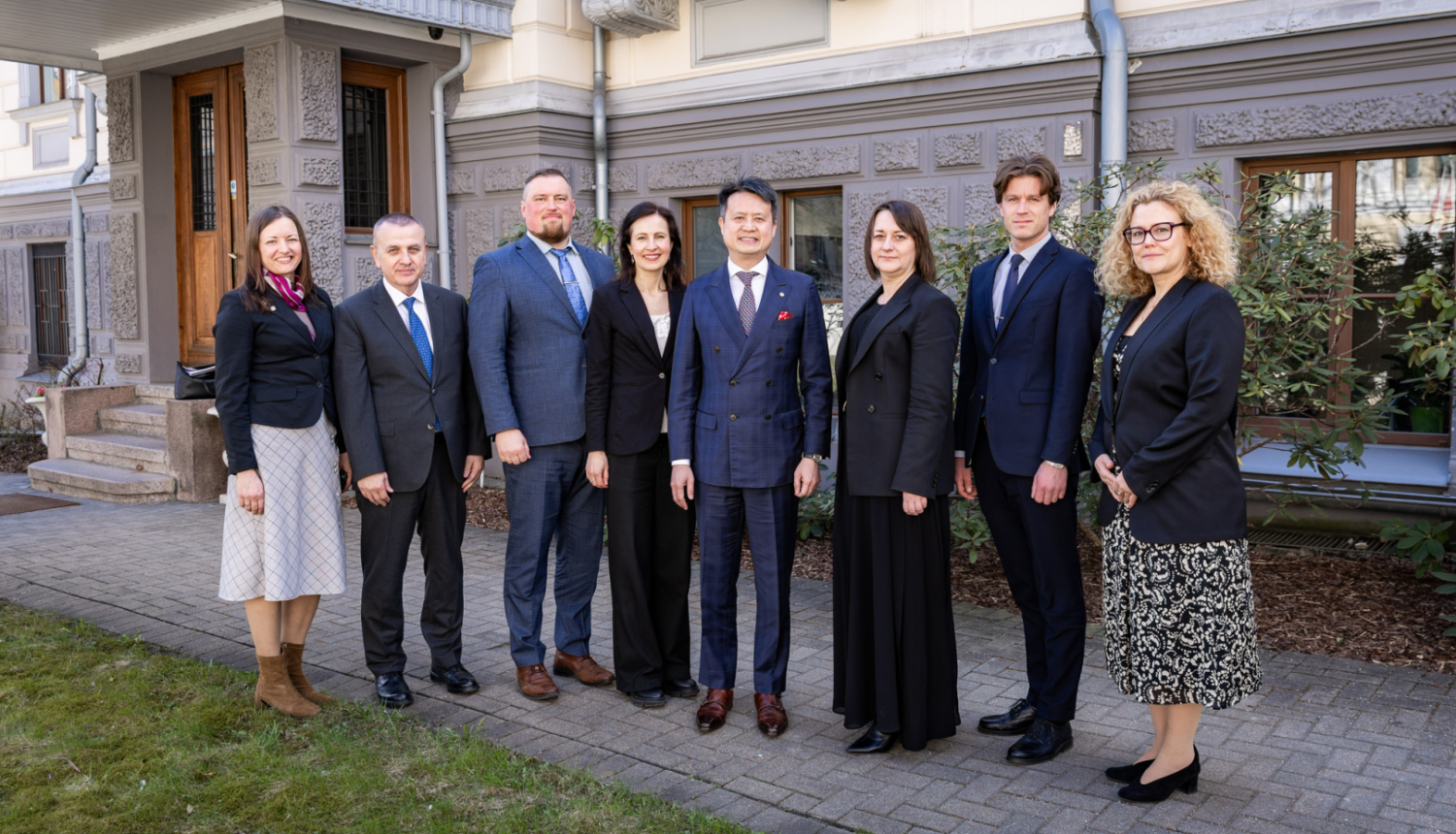 Tikšanās ar Pasaules intelektuālā īpašuma organizācijas ģenerāldirektoru Darenu Tangu, grupas foto ar abu pušu pārstāvjiem pie Kultūras ministrijas ēkas