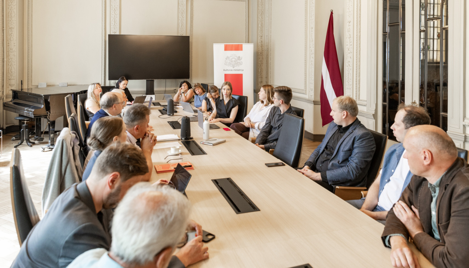 Kultūras ministres un KM pārstāvju tikšanās ar arodbiedrību pārstāvjiem KM Lielajā Zālē