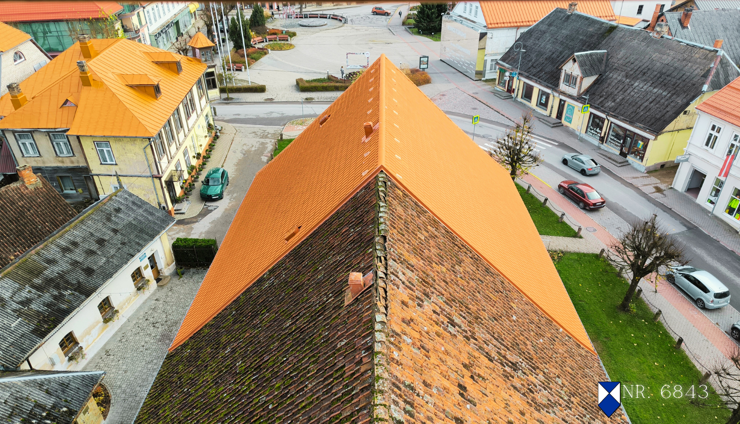 Skats no augšas uz Tukuma luterāņu baznīcas atjaunoto jumtu