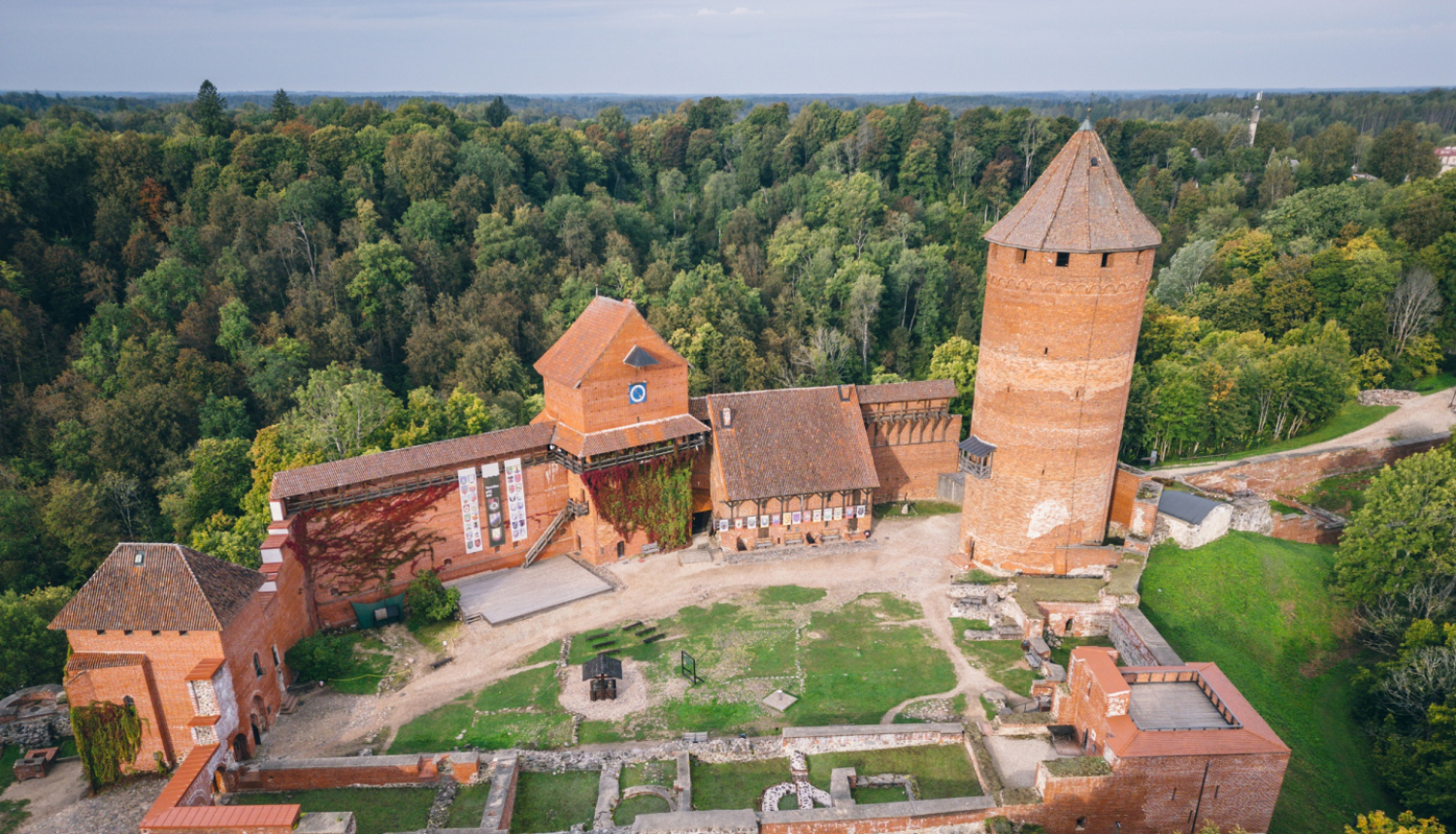 Turaidas pils un apkārtne no putna lidojuma