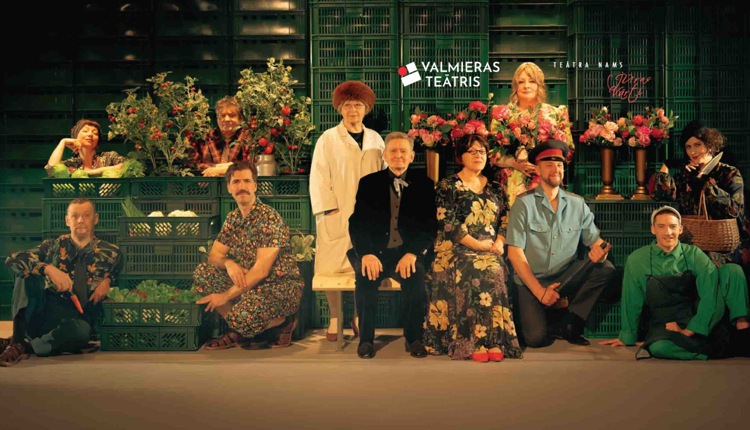 Valmieras teātra viesizrādes aktieru ansamblis uz skatuves