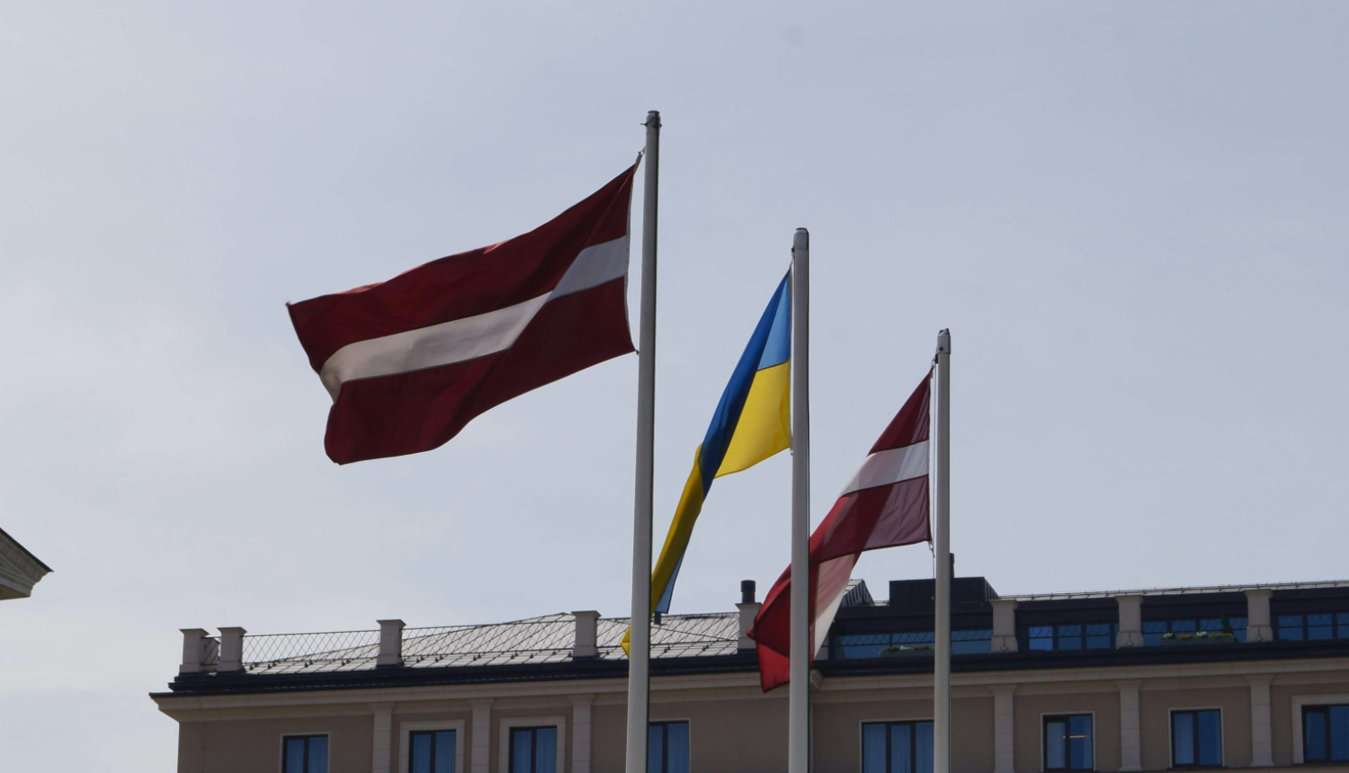 Ukrainas un Latvijas karogi