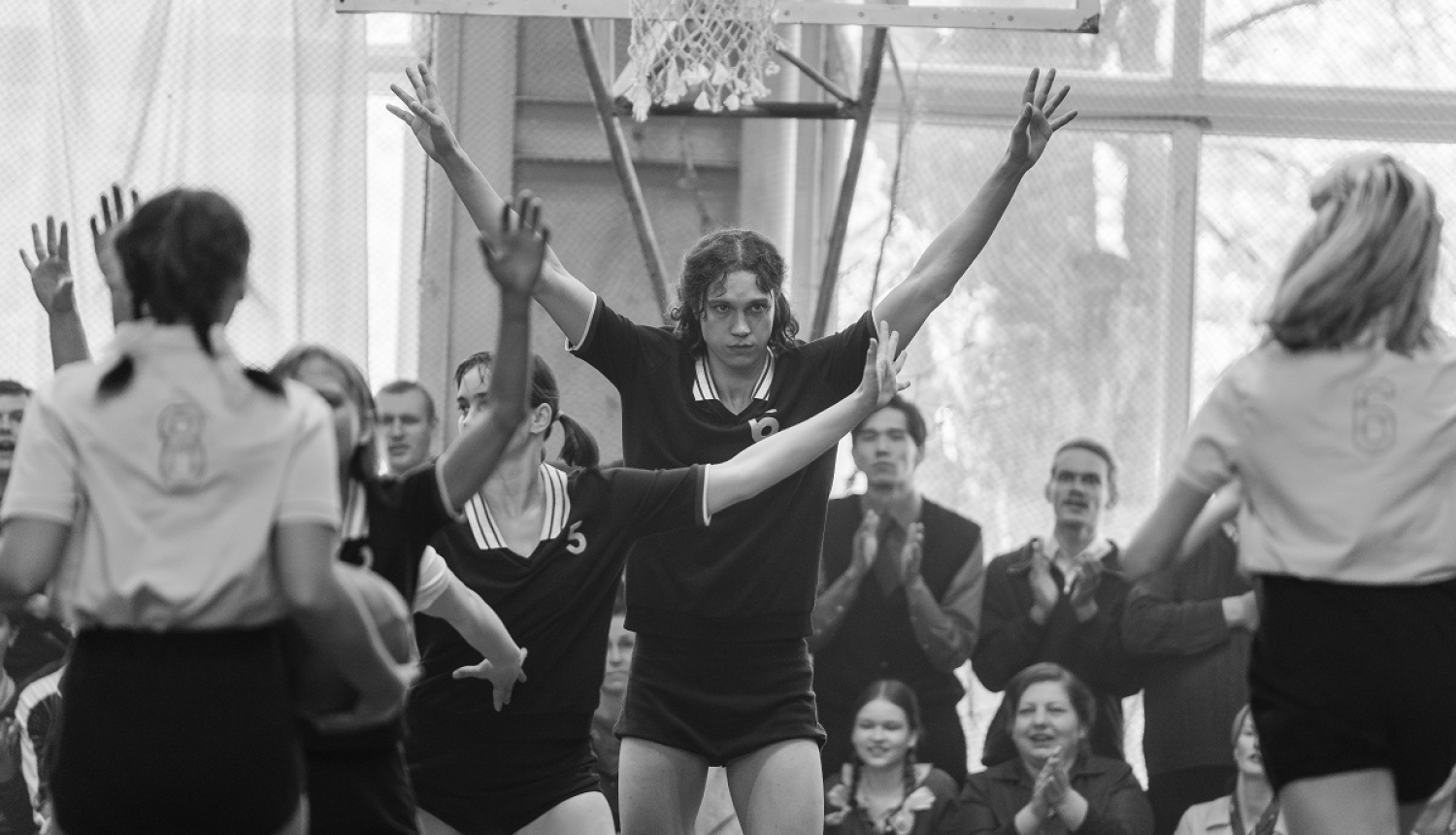 Kadrs no filmas "Uļa / Ulya" - sieviešu basketbola komandas spēle