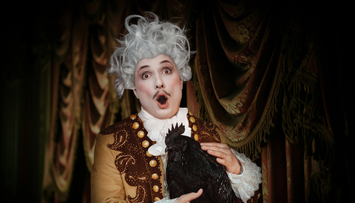 Izrādes publicitātes foto - aktieris izrādes tērpā