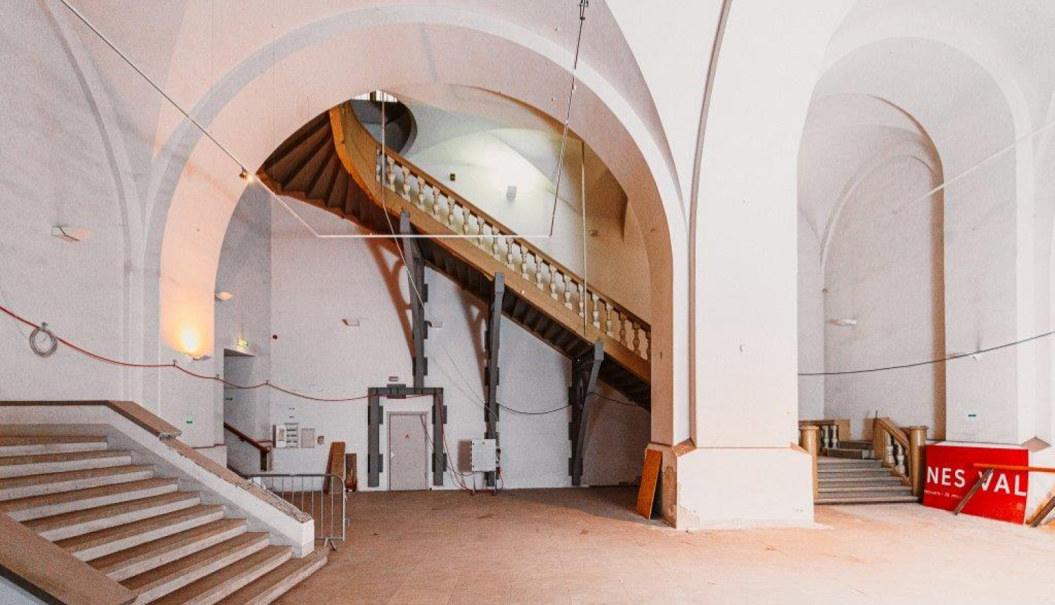 Arsenāla fasāde un iekštelpas (esošais stāvoklis pie uzsāktiem būvdarbiem), VNĪ publicitātes foto