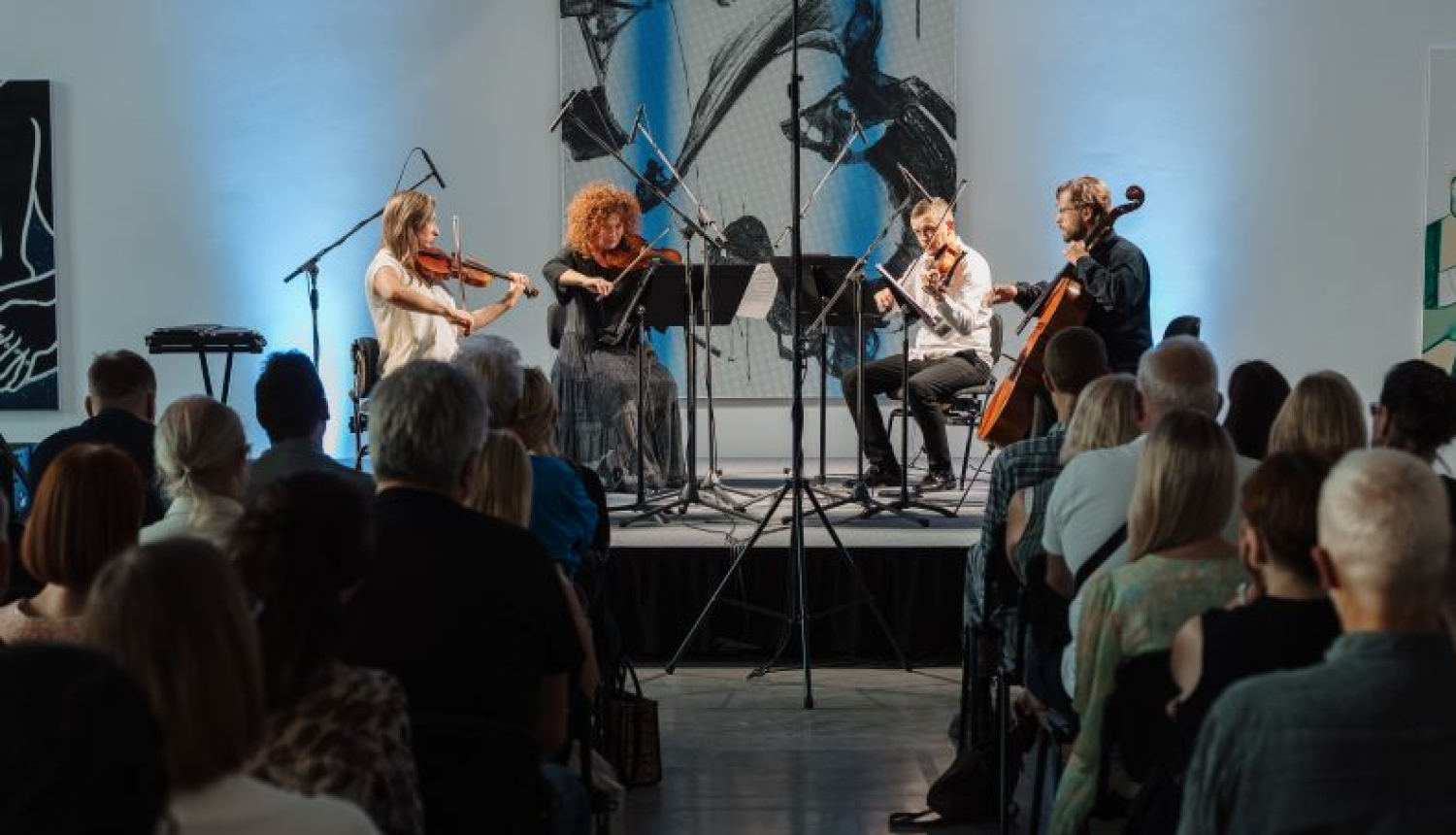 Mūziķi uz apgaismotas skatuves