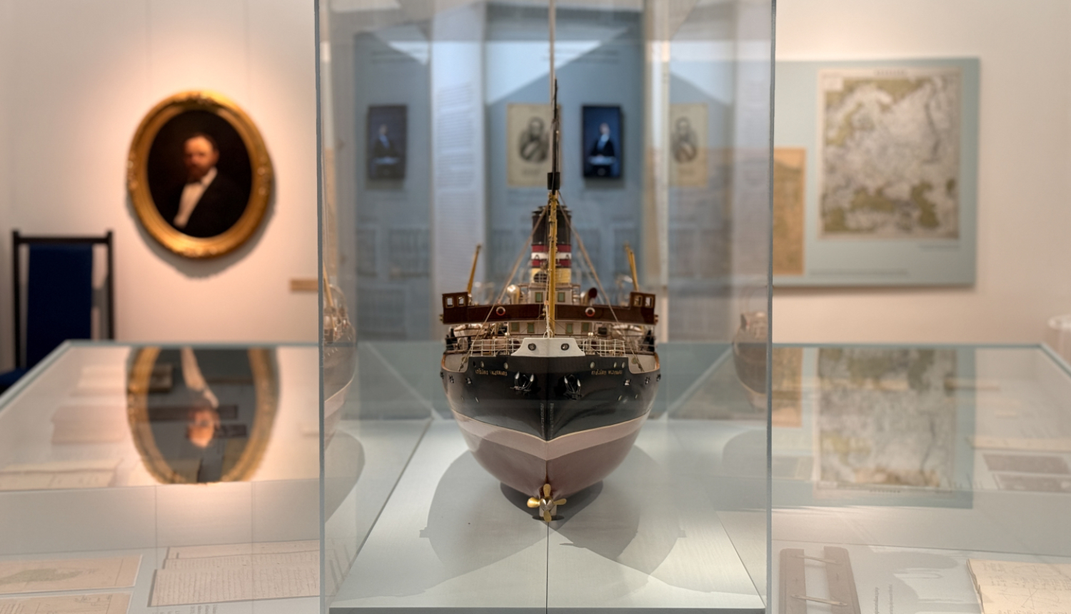 Izstādes “Krišjānis Valdemārs. Latvietis. Ledlauzis” fragments - miniatūrs kuģis