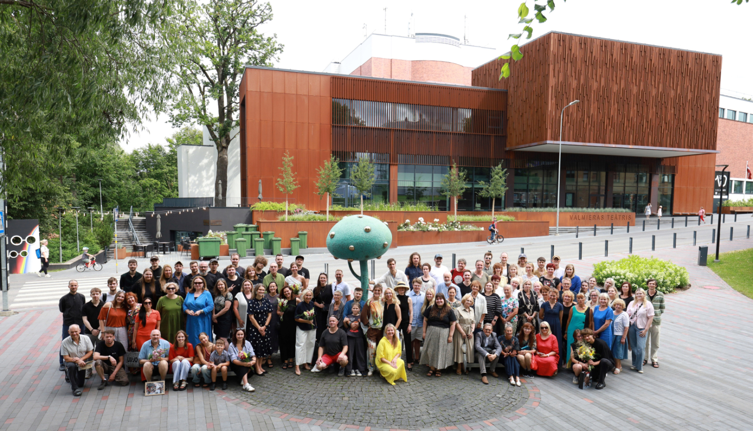 Valmieras teātra 103. sezonas atklāšanas pasākuma grupas foto Valmieras teātra priekšā