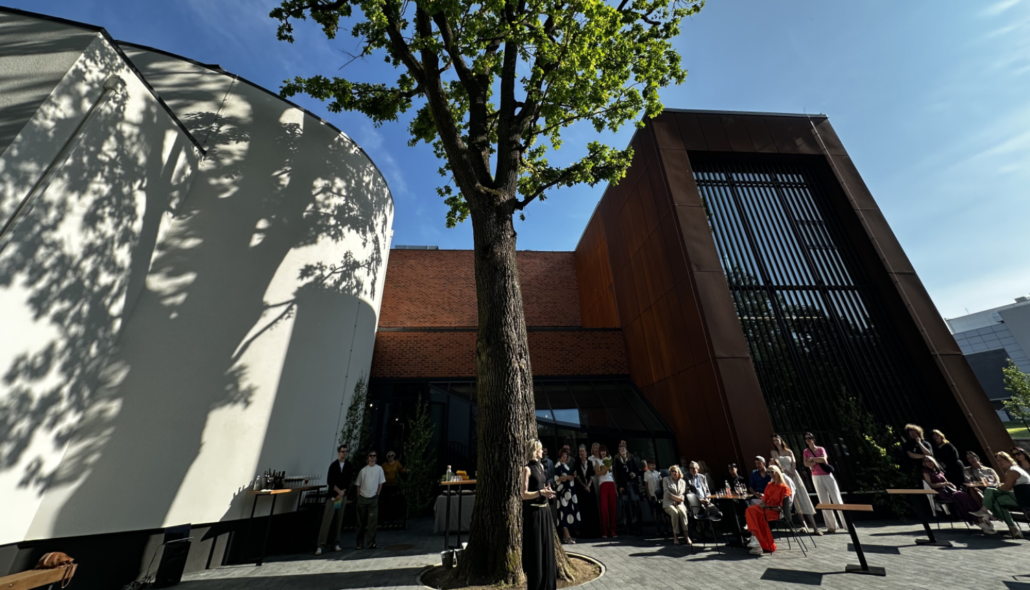 Valmieras teātra kolektīvs sezonas noslēguma pasākumā pie Valmieras teātra ēkas