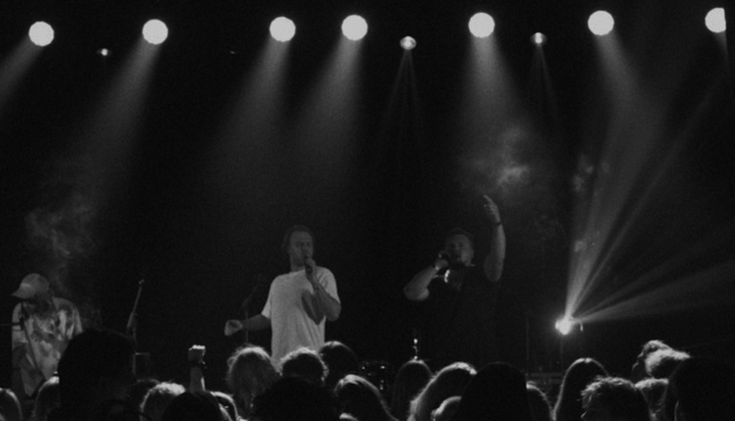 Koncerta apmeklētāji un mūziķi uz skatuves