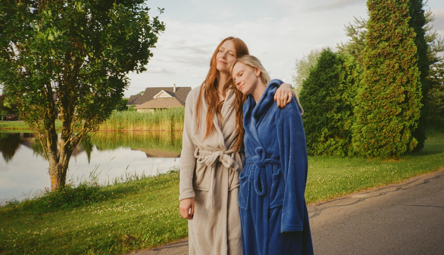 Filmēšanas procesa aizkadra foto - attēlā aktrises Elīna Vaska-Botere un Agnese Budovska, foto: Anna Konovalova