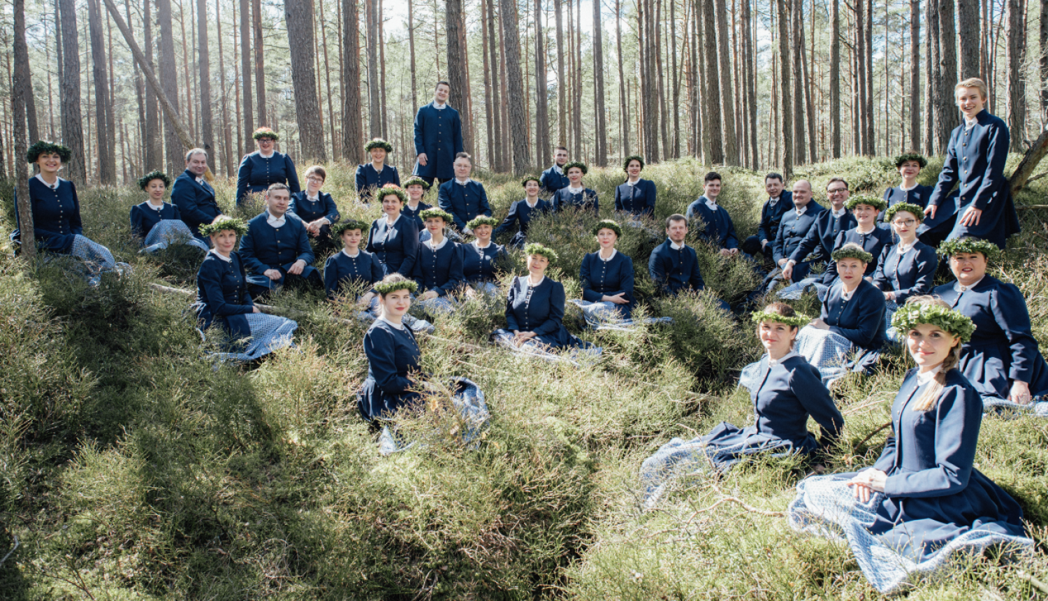 Carnikavas jauktais koris “Vēja balss” priežu mežā, melleņu mētrās