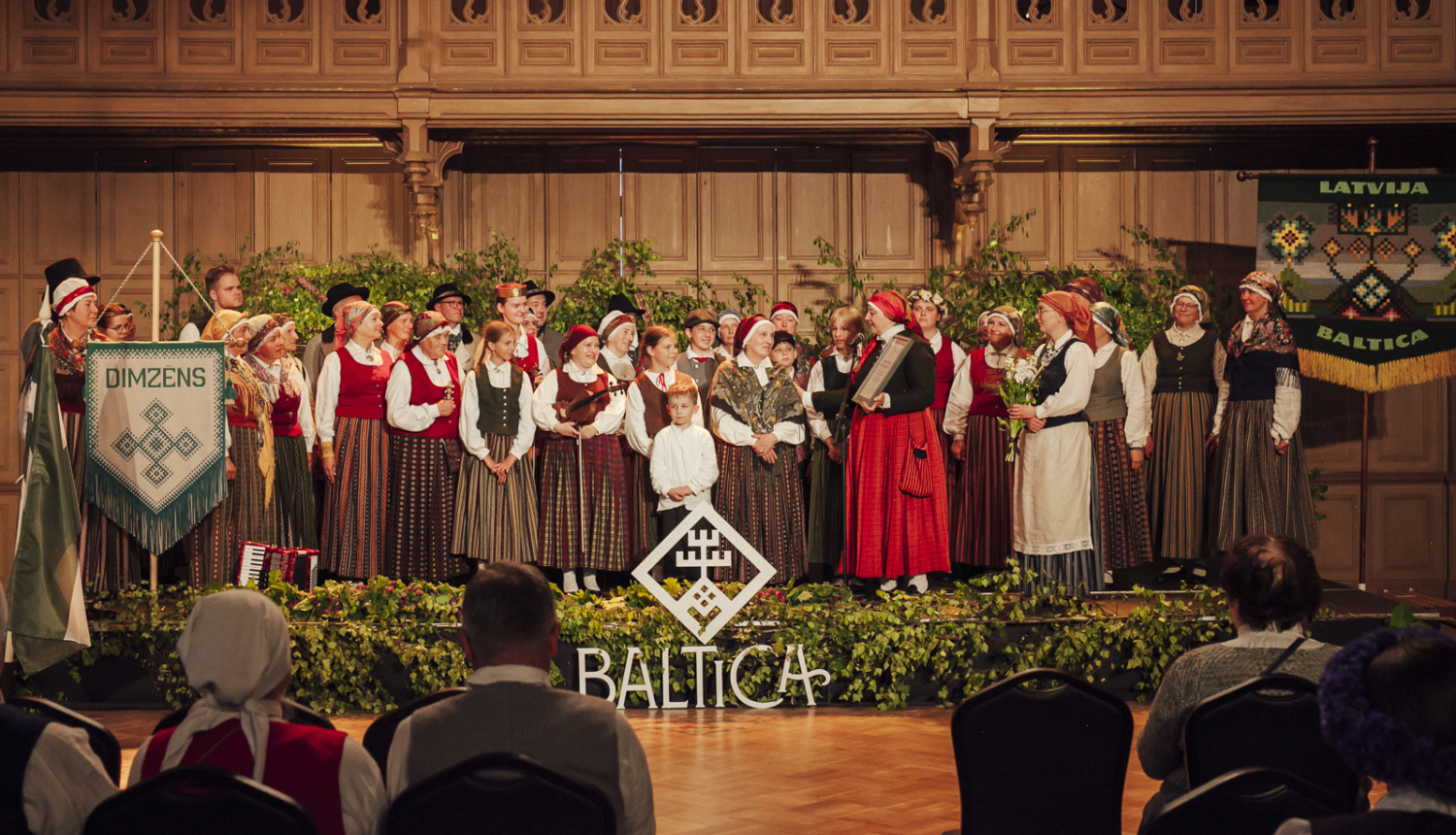 Tradicionālās kultūras izcilības balvu folklorā saņem folkloras kopas “Dimzēns” vadītāja Velta Leja