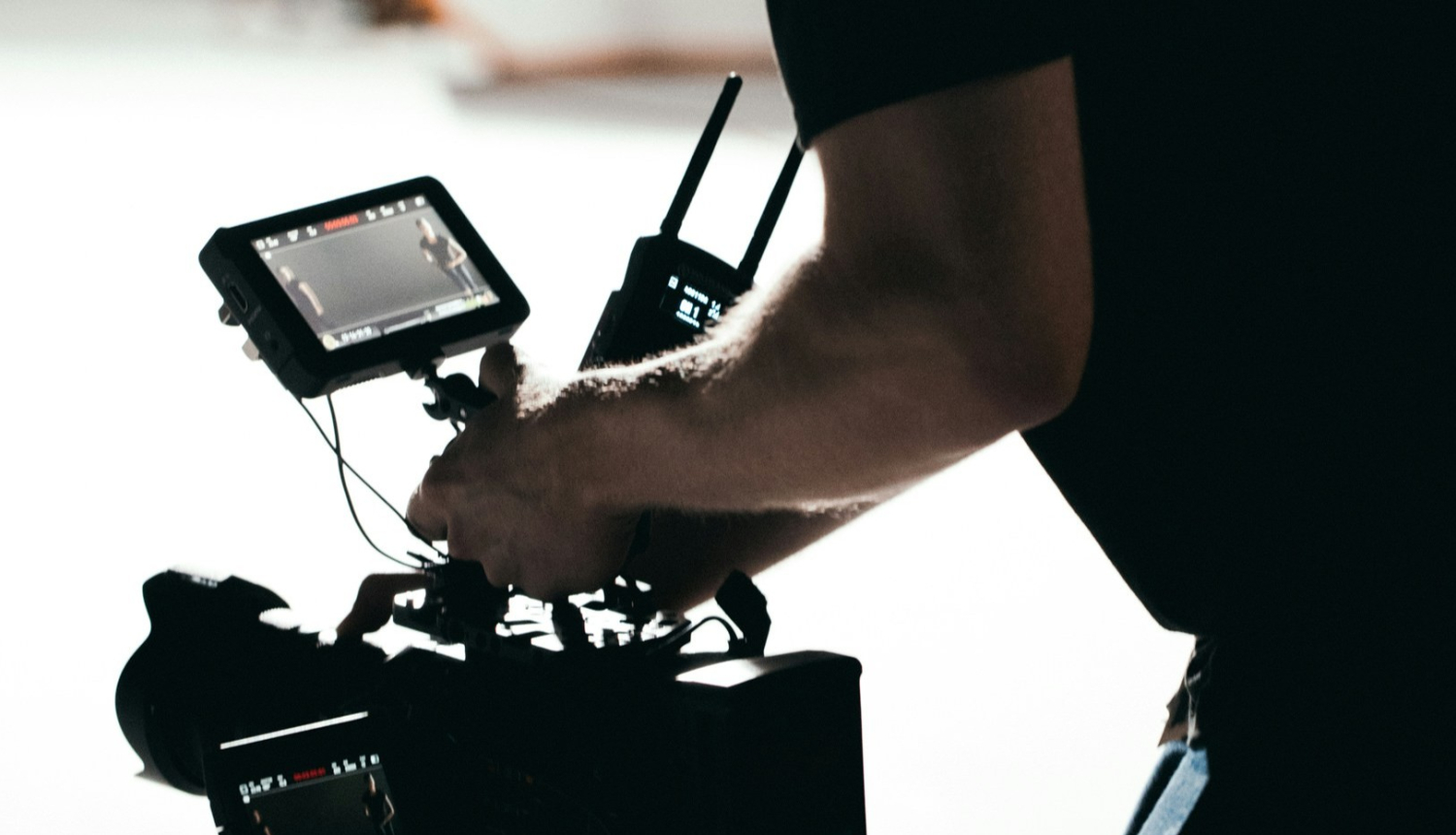 Operators tur rokās video kameru