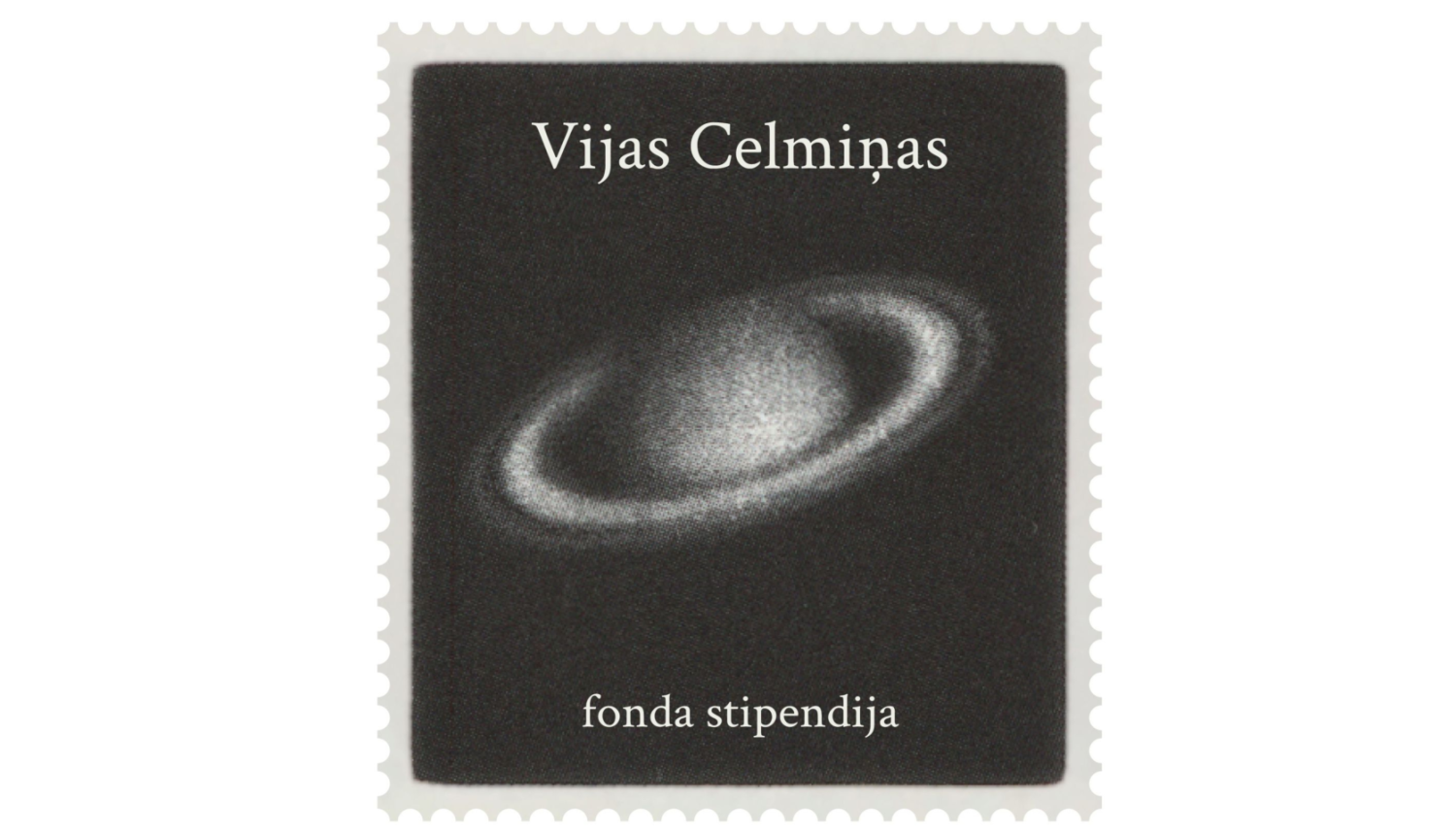 Vijas Celmiņas fonda stipendijas logo 2025. Māksliniece: Sarmīte Māliņa. Grafiskajai identitātei izmantota Vijas Celmiņas litogrāfija “Saturna markas” (1995)  no Latvijas Nacionālā mākslas muzeja kolekcijas