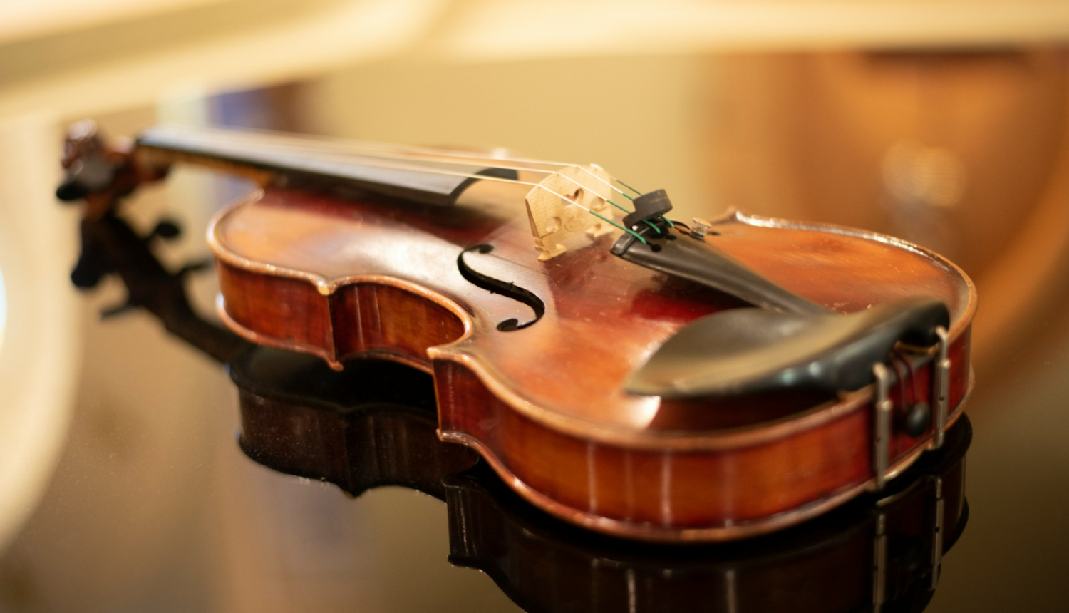 Vijole un spīdīgas galda virsmas