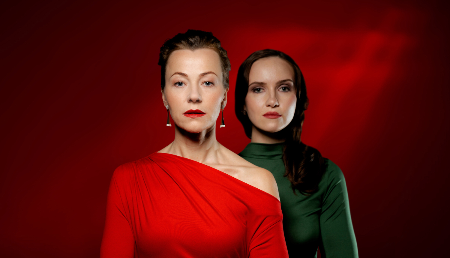 Divas sievietes - aktrises uz sarkanas krāsas fona. Izrādes publicitātes attēls