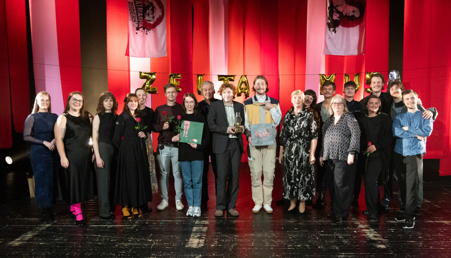 Sešpadsmitā festivāla “Patriarha rudens” laureāti un teātra balvas “Zelta muša” ieguvēji uz skatuves